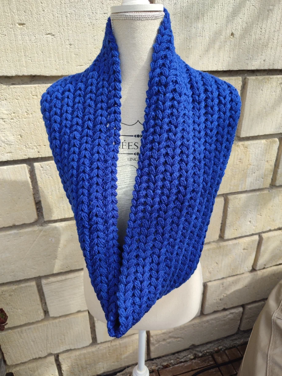 Snood couleur bleu roi vu porté sur un mannequin