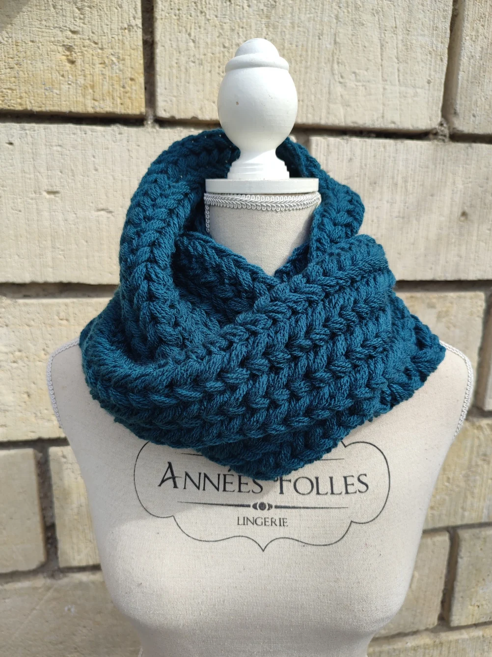 Snood couleur colvert vu porté sur un mannequin