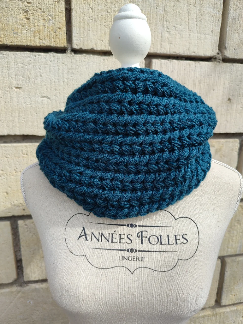 Snood couleur colvert vu porté sur un mannequin
