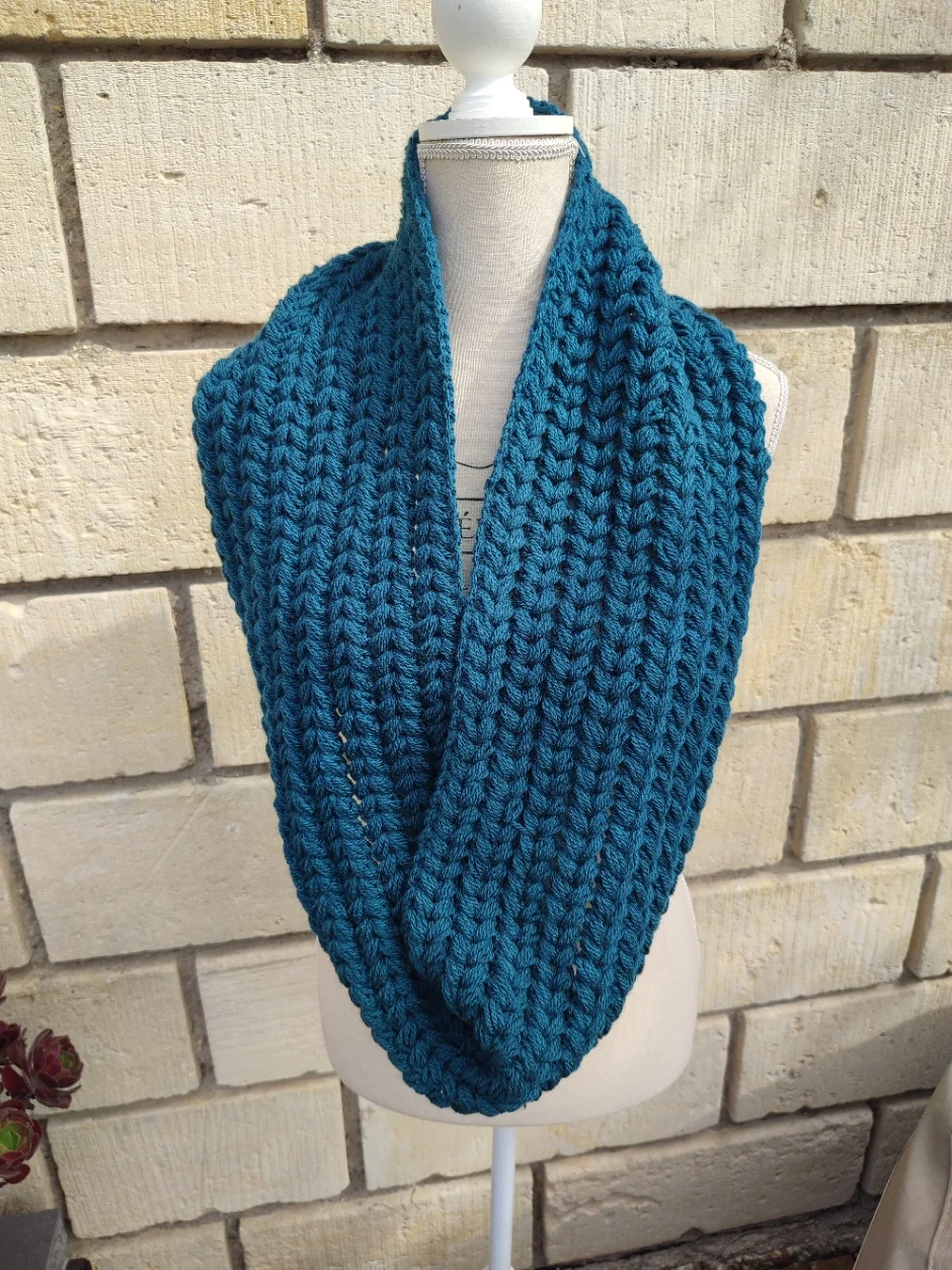 Snood couleur colvert vu porté sur un mannequin