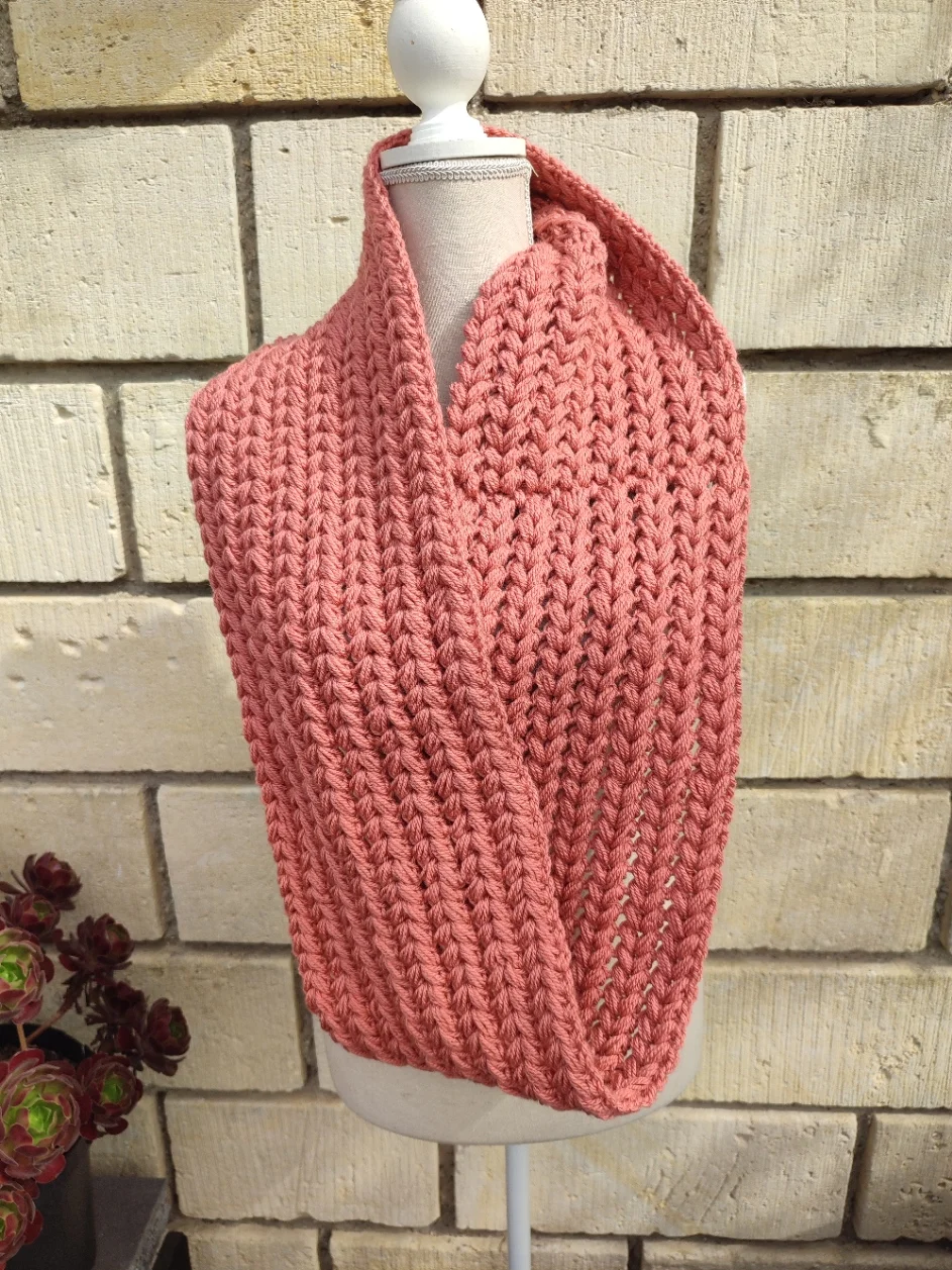 Snood couleur terracotta vu porté sur un mannequin