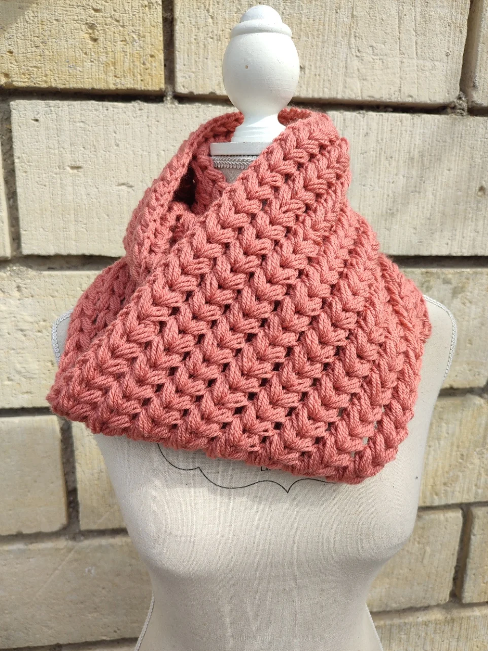 Snood couleur terracotta vu porté sur un mannequin