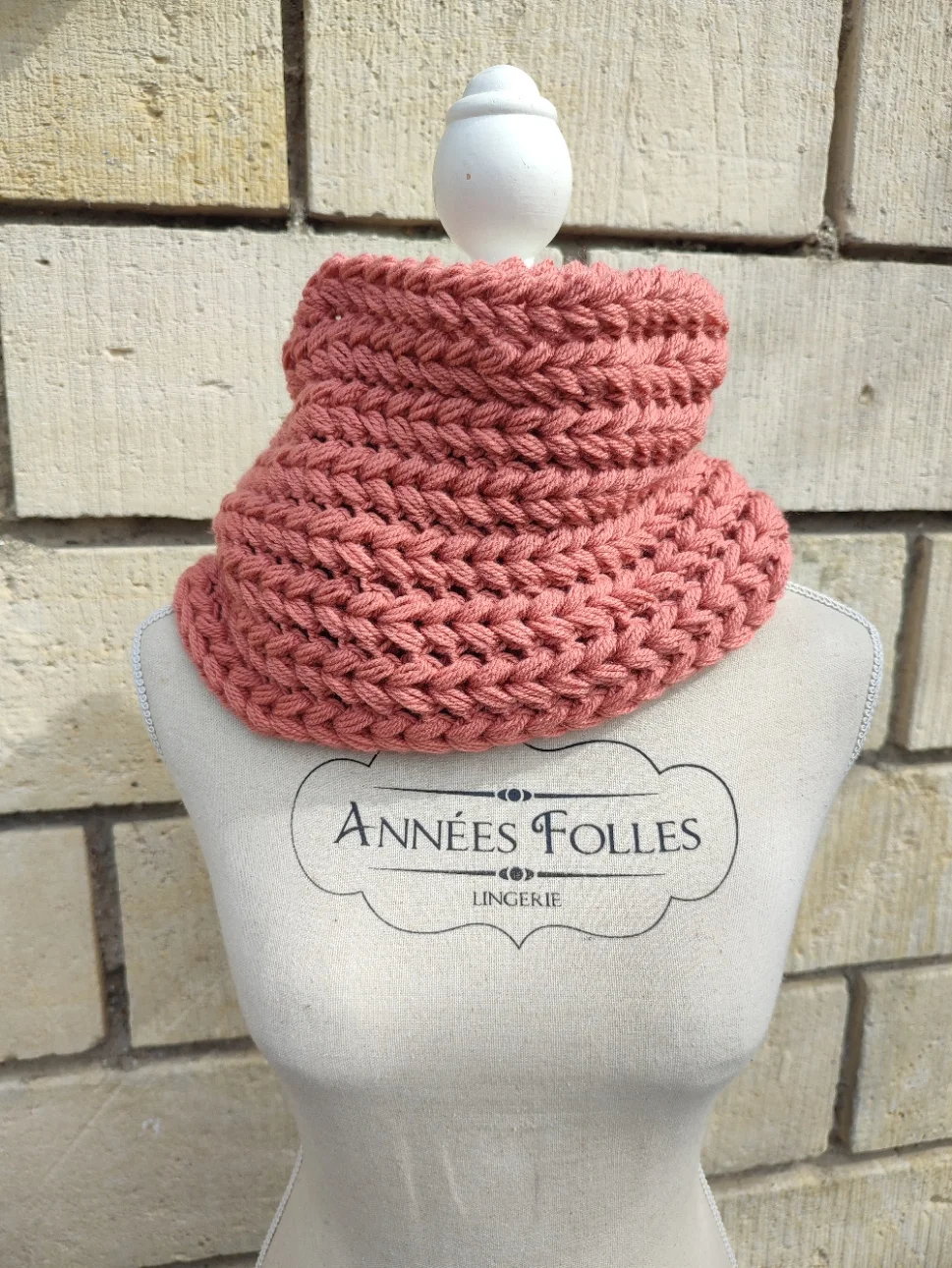 Snood couleur terracotta vu porté sur un mannequin