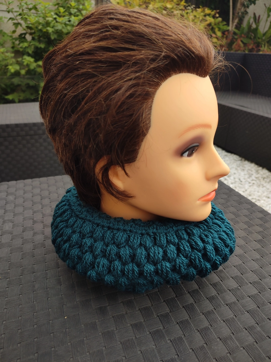 Cache-cou de couleur colvert sur une tête de mannequin