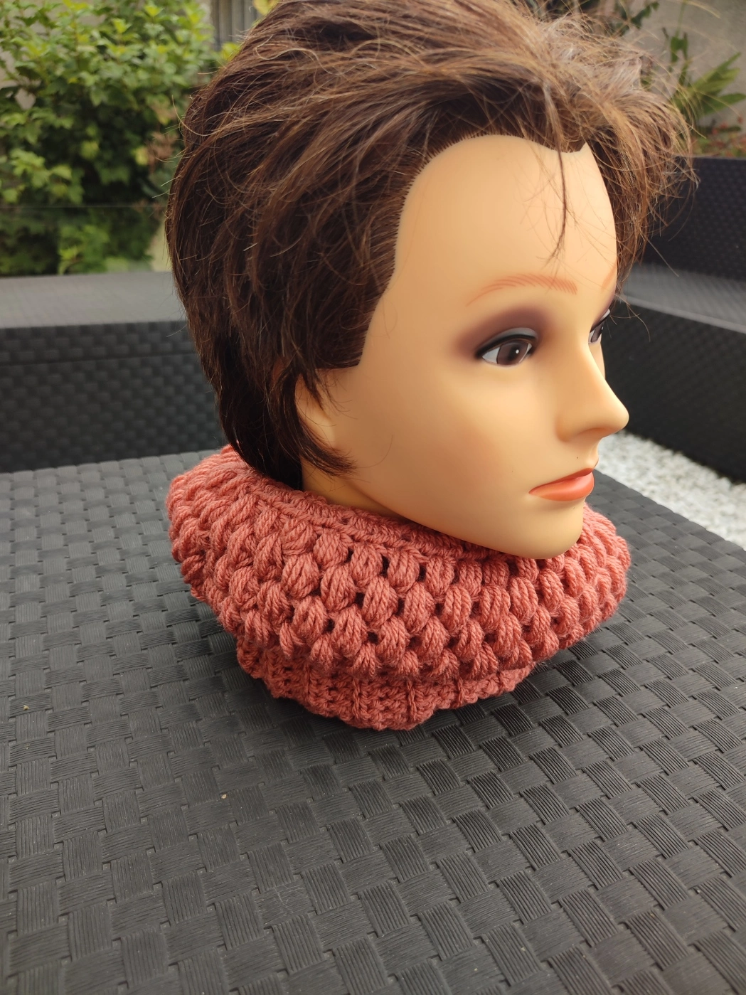 Cache-cou de couleur terracotta sur une tête de mannequin