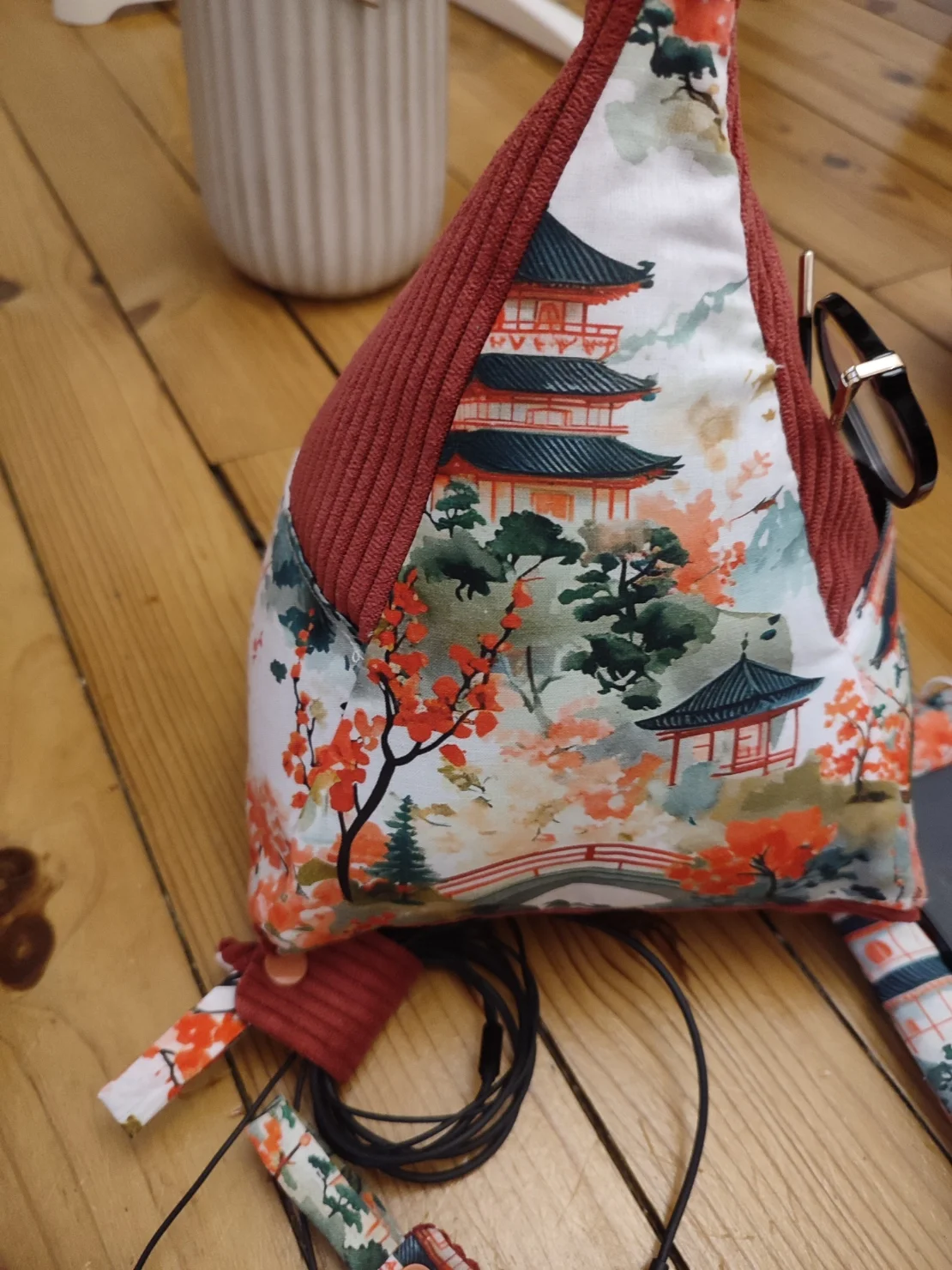 Coussin pour petit écran Rêve Kyoto, tissus motif japonais et tissus côtelé brique vue de dos