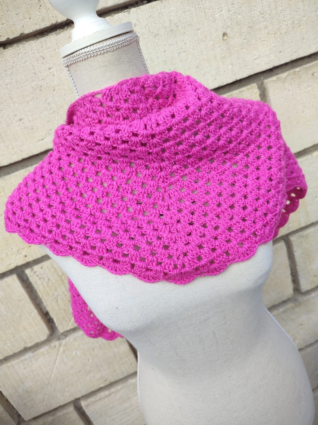 Foulard bandana rose foncé sur un mannequin vue de dos